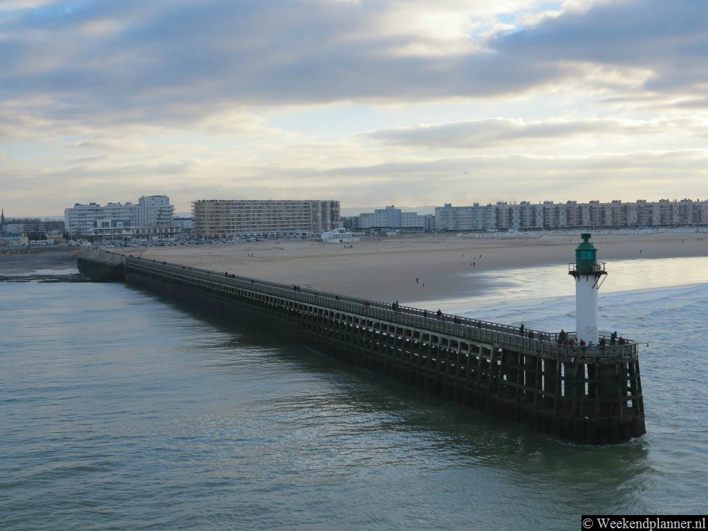 De Franse stad Calais ken je waarschijnlijk alleen vanaf de veerboot naar Engeland. In de winter ziet de stad vanaf de veerboot er ongeveer zo uit.Tip: De veerboot tussen Calais en Dover.